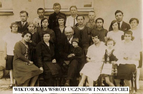 Wiktor Kaja wśród uczniów i nauczycieli